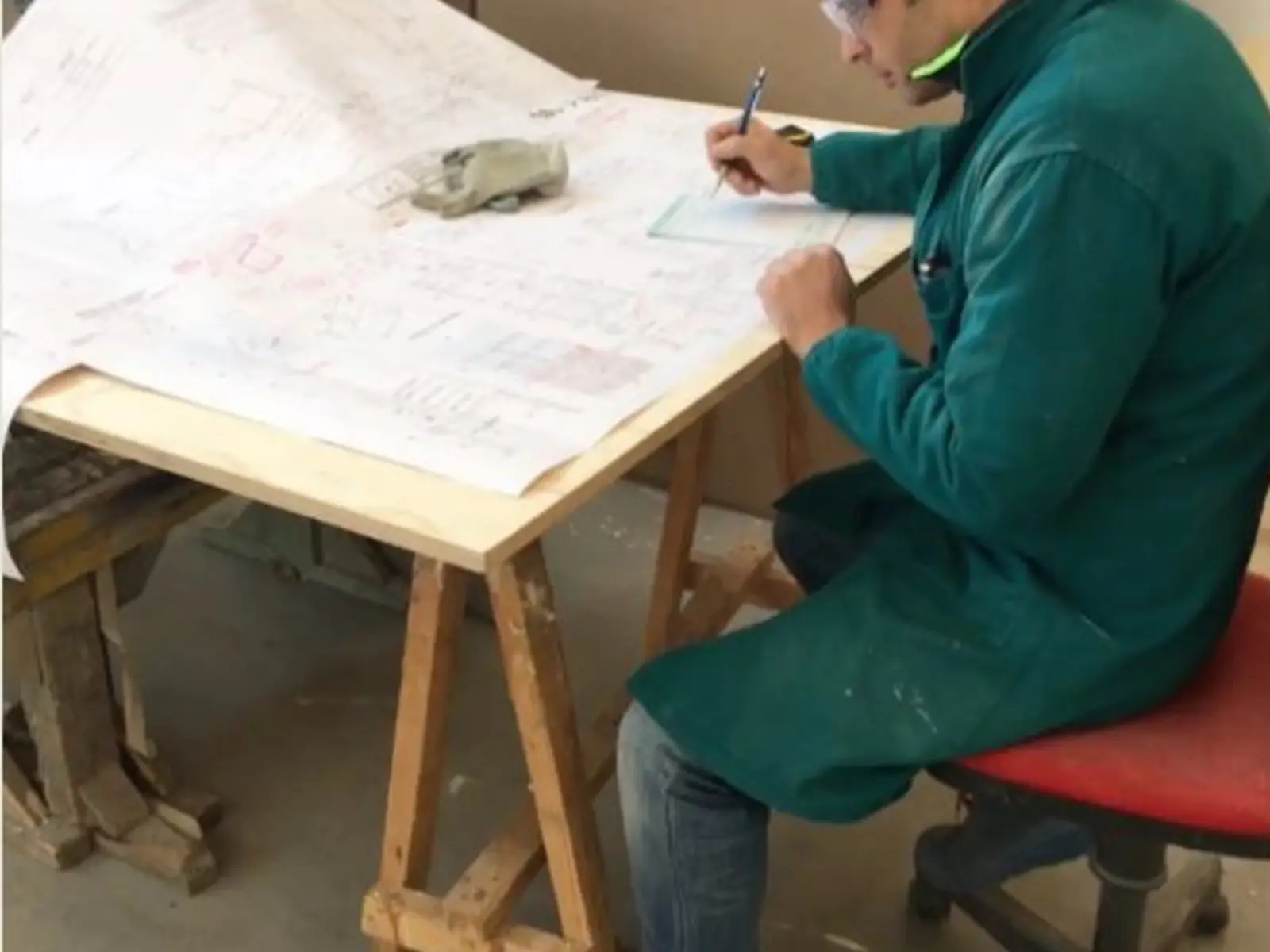 Admir al lavoro su un progetto in laboratorio