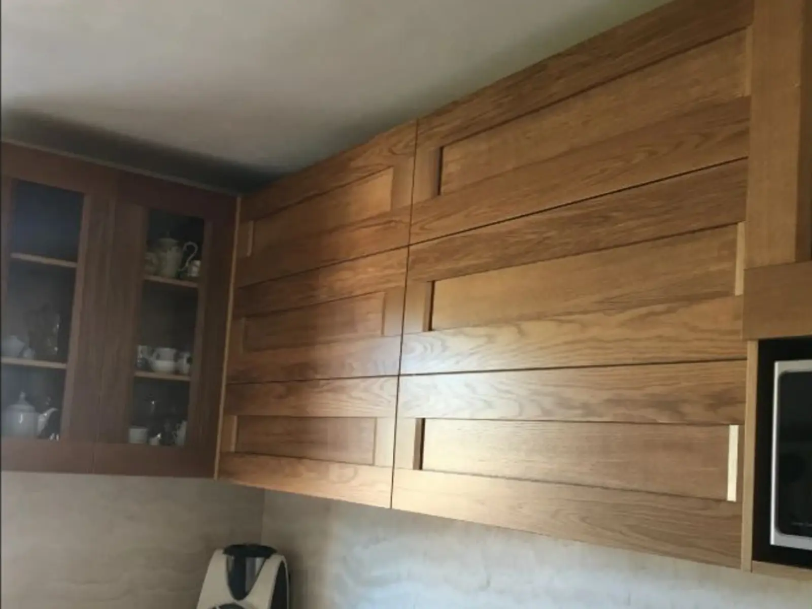 Cucina realizzata in legno con pensili e forno incassato